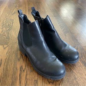 Size 8.5 brown Chelsea boots in great condition!!